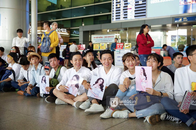 Hương Giang diện Áo dài đỏ rực rỡ, được truyền thông và người hâm mộ vây kín tại sân bay